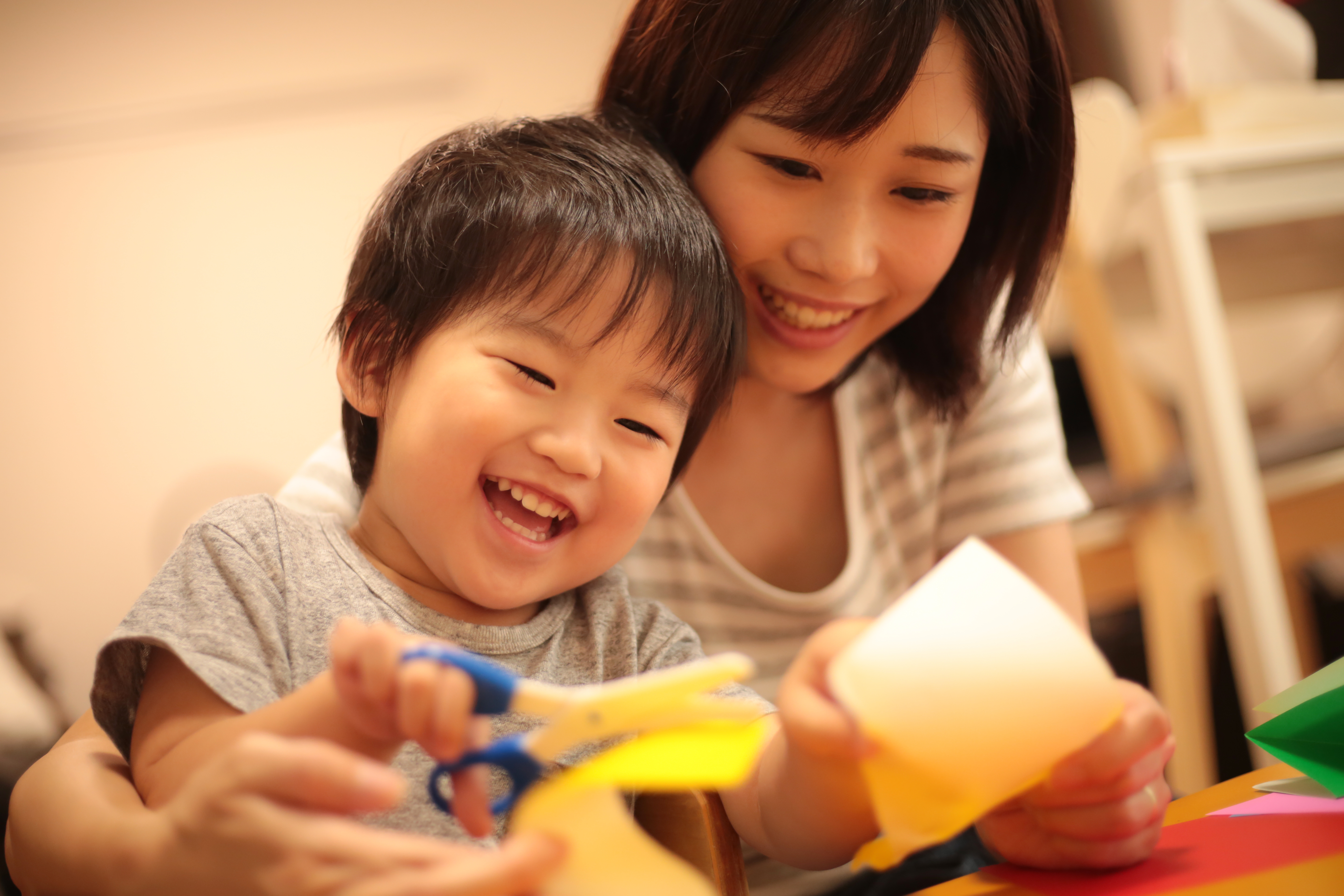 支援員とともに工作をする子ども