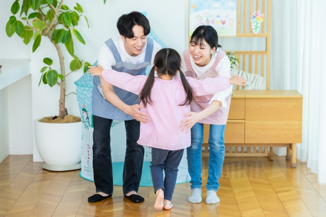 指導員に駆け寄る子ども